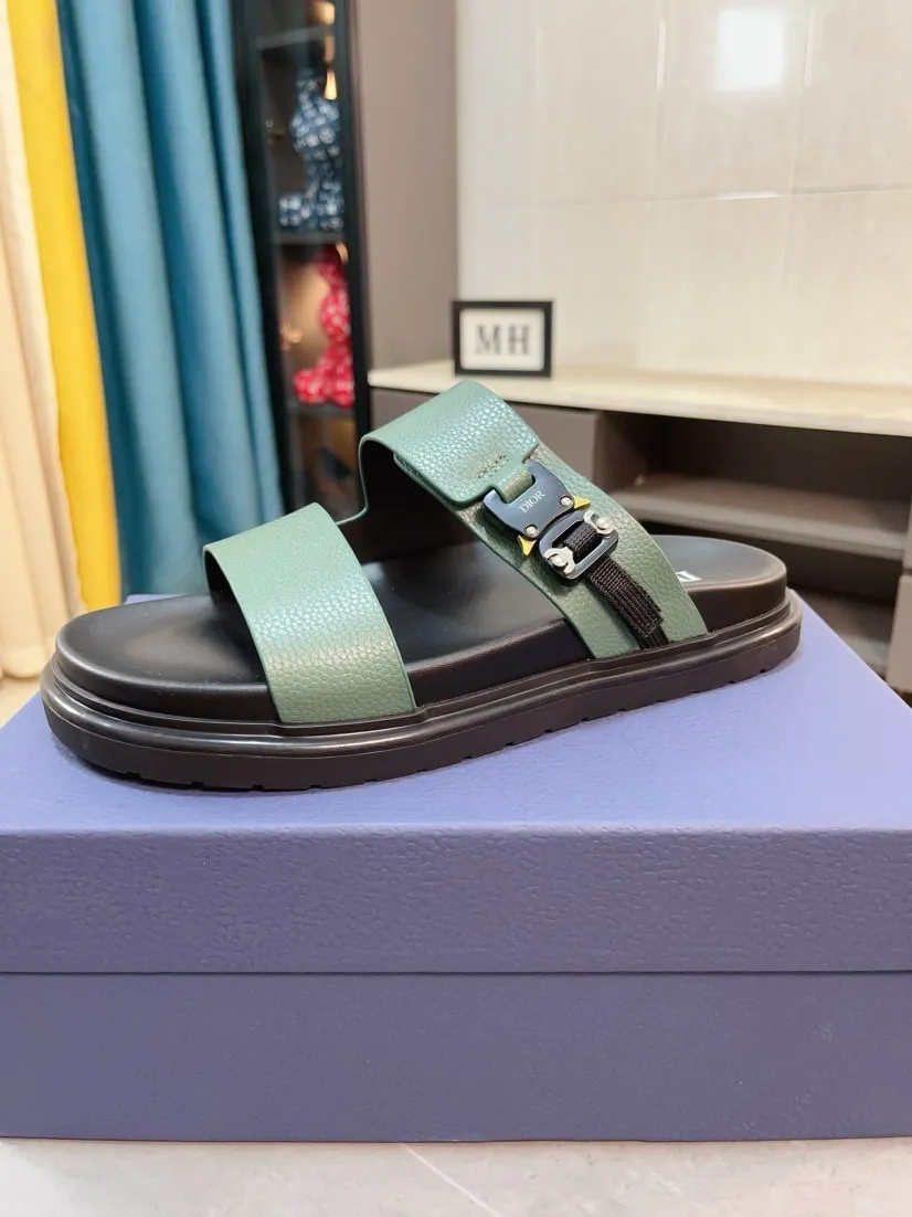 Men's Men's Shoes 💰320🌸🌸Dior Aqua Men's Sandals Slippers. Showcasing Dior haute couture design. The Dior gray suede strap is accented with an aluminum Dior buckle for added style. Paired with a comfortable tonal notch sole, they pair easily with shorts or jeans for a sophisticated look. Main body: suede cow leather, technical fabric lining: cow leather, with adjustable straps, aluminum Dior buckle, Dior gray EVA insole, tonal notch rubber outsole splicing structure👌👌size: 38-44 (45.46 customized)